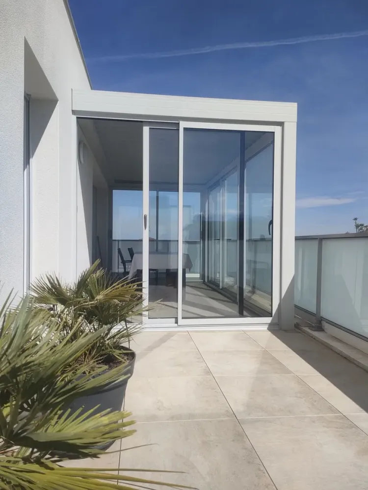 pergola bioclimatique apres fermeture avec baie coulissante